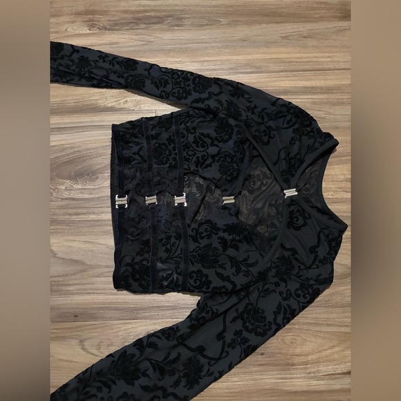 SHEIN Black Velvet Long-Sleeve Cropped Top with Front Clasps - Picture 2 of 3